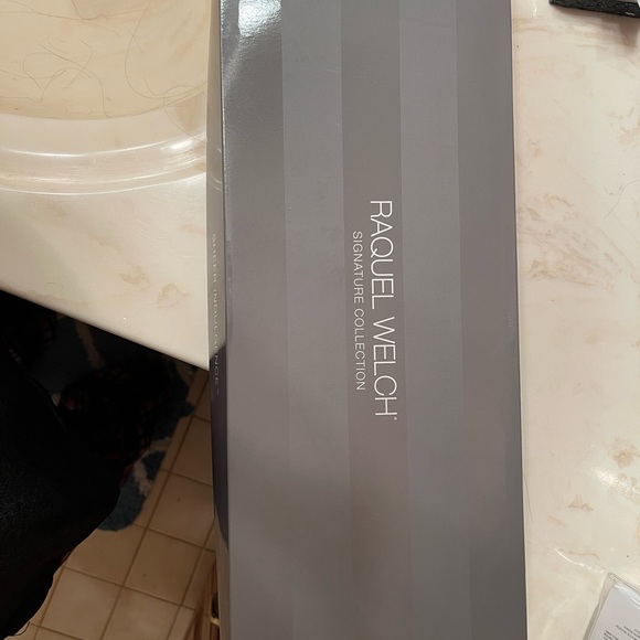 Raquel Welch lace wig. - Picture 9 of 12